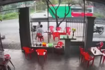 Video: Cận cảnh SUV bị xe giường nằm... "thúc đít"