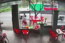 Video: Cận cảnh SUV bị xe giường nằm... "thúc đít"