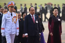 Các đại biểu Đại hội Đảng XIII viếng Chủ tịch Hồ Chí Minh