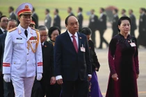 Các đại biểu Đại hội Đảng XIII viếng Chủ tịch Hồ Chí Minh