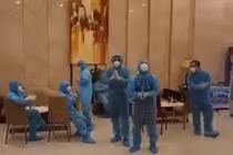 Phút thư giãn hiếm hoi trong lúc chống dịch của các chiến sĩ ở Đà Nẵng