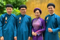 Nhân Huế mình đang mặc quốc phục