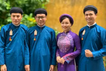 Nhân Huế mình đang mặc quốc phục