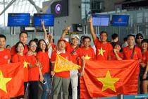 Nửa đêm, hàng ngàn người đòi đi Philippines, 'cháy' tour cổ vũ đội tuyển