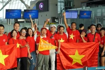 Nửa đêm, hàng ngàn người đòi đi Philippines, 'cháy' tour cổ vũ đội tuyển