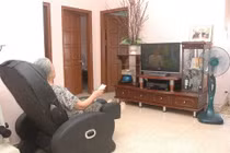 Cong, trượt đốt sống vì xem nhiều ti vi