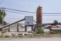 Sơn Tây – Hà Nội: Trạm trộn bê tông không phép ngang nhiên hoạt động