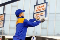 Giá xăng giảm 830 đồng/lít 