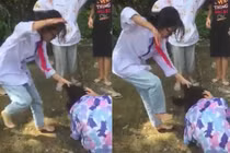 Nữ sinh bị nhóm bạn vây đánh dã man, nhiều người xung quanh hò hét cổ vũ