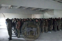 Tàn binh tiểu đoàn Lính thủy Đánh bộ Ukraina đầu hàng dân quân Donetsk tại Mariupol