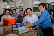 Hơn 22.000 bộ sách giáo khoa, cuốn vở viết được gửi về miền Trung