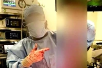 Nhóm bác sĩ ‘khoe’ nội tạng của bệnh nhân trên mạng xã hội