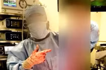 Nhóm bác sĩ ‘khoe’ nội tạng của bệnh nhân trên mạng xã hội