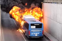 Xe buýt cháy rụi trong hầm chui An Sương