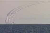 Khinh hạm hạm đội Biển Đen phóng tên lửa hành trình Kalibr tấn công kho vũ khí quân đội Ukraine ở nhà máy nhôm Zaporizhzhya. Video RT