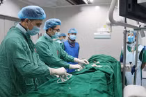 Nút coil và đặt stent “cứu” phình động mạch chủ bụng