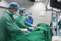 Nút coil và đặt stent “cứu” phình động mạch chủ bụng