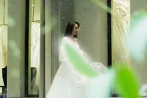 Minh Hằng bay ra Hà Nội chọn váy cưới cùng hãng với Paris Hilton