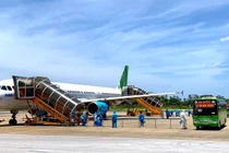 Được đón về từ vùng dịch bằng máy bay, một số người dân cố tình gây khó dễ