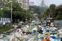 Không có đường vận chuyển, rác thải tràn ngập ở 2 thành phố