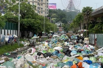 Không có đường vận chuyển, rác thải tràn ngập ở 2 thành phố