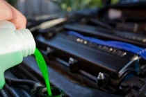 Vì sao nước làm mát động cơ có màu sặc sỡ