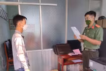 Cơ quan An ninh điều tra Công an tỉnh Long An tống đạt quyết định khởi tố bị can đối với V.C.Q.