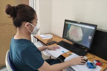 ThS.BS Lê Thị Thùy Trang - BV Dã chiến số 12 tư vấn viêm da tiếp xúc do kiến ba khoang cho bệnh nhân F0 đang nằm viện tại đây.