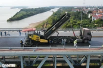 Những hình ảnh mới nhất của "đại công trường" sửa chữa mặt cầu Thăng Long
