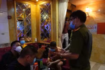 Hát karaoke bất chấp lệnh cấm ở trung tâm TP HCM