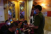 Hát karaoke bất chấp lệnh cấm ở trung tâm TP HCM