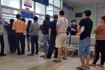 Khách dồn dập trả vé tàu