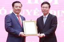 Trao quyết định phân công tân Bí thư Thành ủy Hà Nội