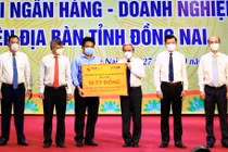 Đại diện Tập đoàn T&T Group và Ngân hàng SHB trao tặng Quỹ phòng, chống dịch Covid-19 tỉnh Đồng Nai 10 tỷ đồng.