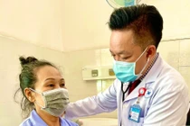 Điều trị phình động mạch trên bệnh nhân bị nhịp tim nhanh và đặt 3 stent