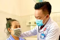 Điều trị phình động mạch trên bệnh nhân bị nhịp tim nhanh và đặt 3 stent