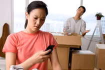 Chồng lén vào trang cá nhân của người yêu cũ