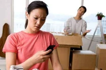 Chồng lén vào trang cá nhân của người yêu cũ