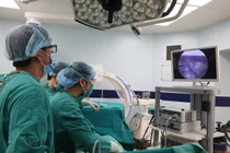  Phải mổ 2 lần vì để tinh hoàn ẩn nằm lâu trong ổ bụng