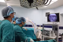  Phải mổ 2 lần vì để tinh hoàn ẩn nằm lâu trong ổ bụng