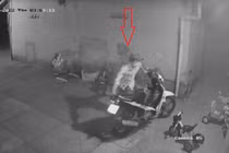 Camera ghi lại vụ trộm xe máy.