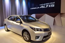 Toyota Corolla Altis sản xuất năm 2015 giá ngang Vios mới