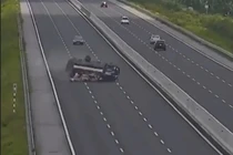 Video: Xe tải nổ lốp lộn 2 vòng trên cao tốc Hà Nội- Hải Phòng