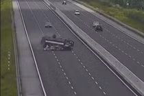 Video: Xe tải nổ lốp lộn 2 vòng trên cao tốc Hà Nội- Hải Phòng