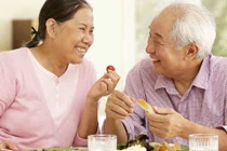 Dinh dưỡng hợp lý cho người cao tuổi bị đột quỵ