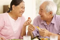 Dinh dưỡng hợp lý cho người cao tuổi bị đột quỵ