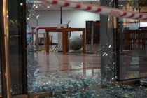 Ô tô lao vỡ kính toà nhà trung tâm hành chính thành phố Đà Nẵng