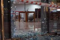 Ô tô lao vỡ kính toà nhà trung tâm hành chính thành phố Đà Nẵng