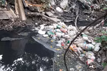 Nơm nớp nỗi lo bệnh tật quanh “con mương chết”