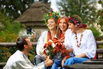 8/3, phụ nữ thế giới có nhận hoa và quà?